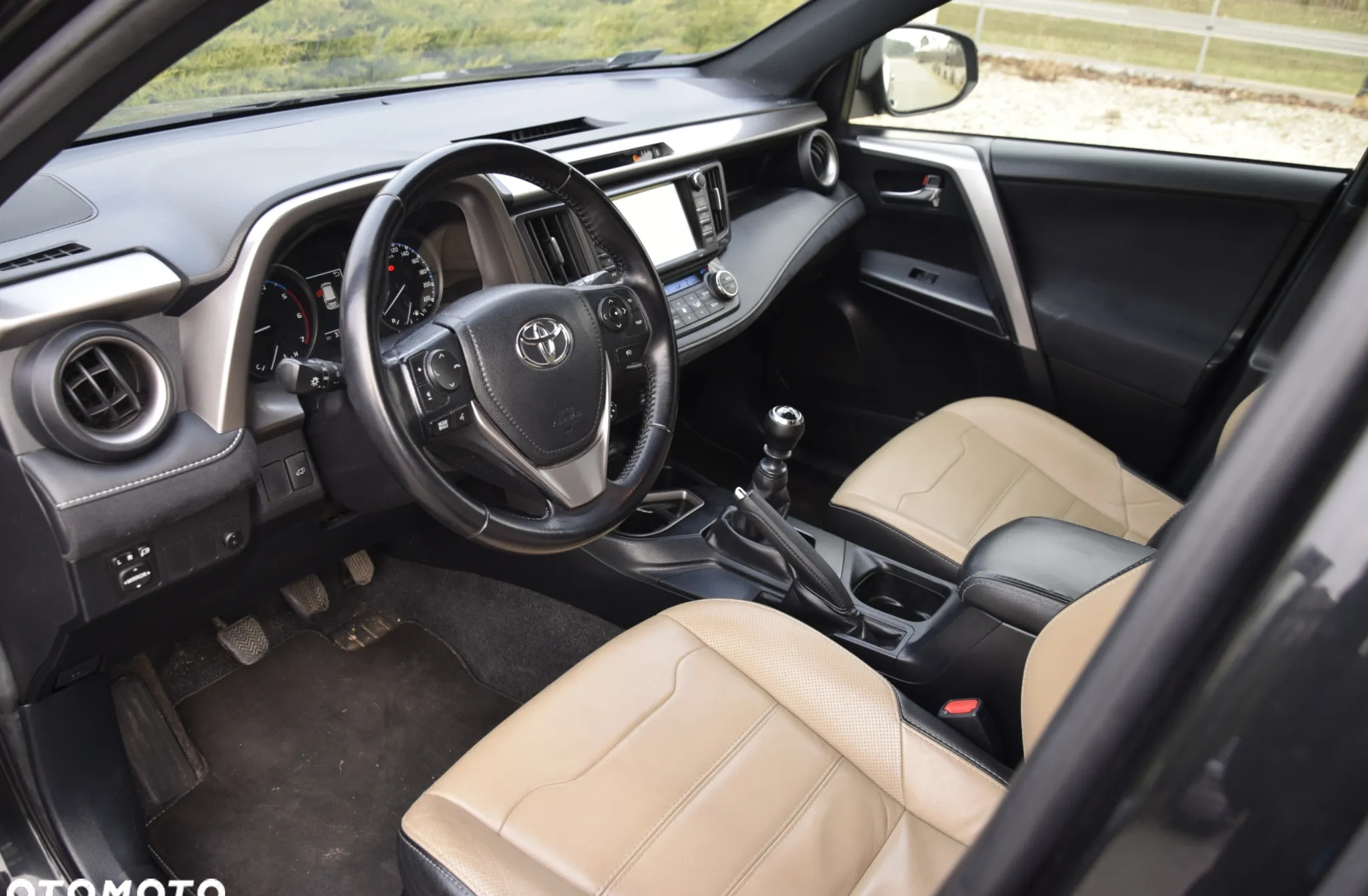 Toyota RAV4 cena 66800 przebieg: 328000, rok produkcji 2016 z Żuromin małe 326